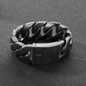 Détail du bracelet gourmette en acier inoxydable 304 noir mat avec fermoir solide