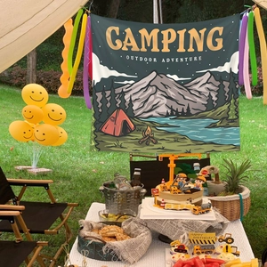 Détail de la toile de camping avec motifs illustrés de montagnes, forêt et feu de camp