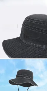 Détails d'un chapeau gris foncé délavé avec trous de ventilation et tissu léger de 80g