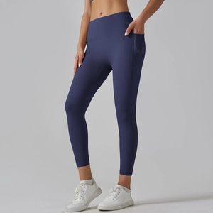 Detailweergave van marineblauwe yoga leggings met hoge taille en zijzakken