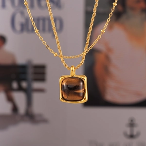 Collier double couche doré avec pendentif carré en oeil de tigre et chaîne torsadée
