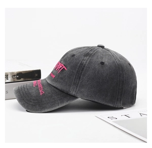 Détail de la casquette de baseball en coton délavé gris avec broderie rose ART CREW