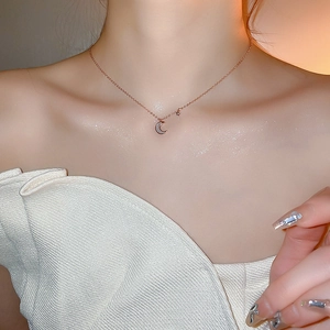 Élégant collier lune en or rose avec nacre porté par un mannequin chic