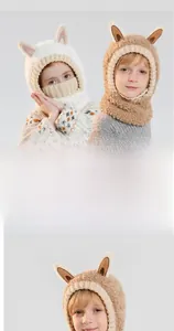 Détail d'une cagoule enfant en polaire avec oreilles de dessin animé et masque intégré