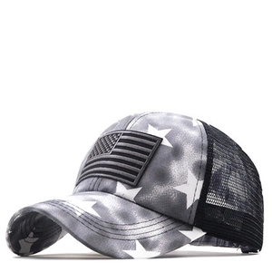 Détail de la casquette de baseball camouflage à étoiles avec écusson drapeau américain