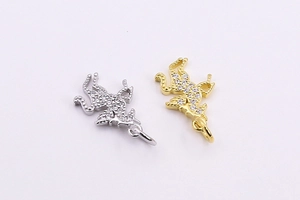 Dettaglio di ciondoli a forma di unicorno in oro e argento con zirconi per bigiotteria