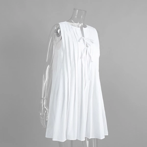 Détail de la robe plissée blanche sans manches avec col à cordon de serrage réglable