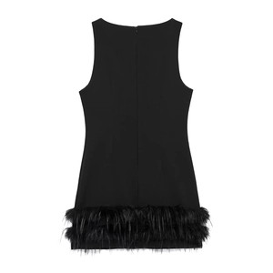 Robe courte noire sans manches avec ourlet bordé de plumes et fermeture éclair discrète