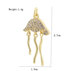 Vue macro du pendentif méduse plaqué or 18K avec zircone cubique et dimensions