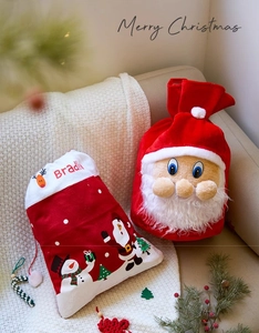 Détails d'un sac de Noël en velours Père Noël et d'une pochette cadeau personnalisée