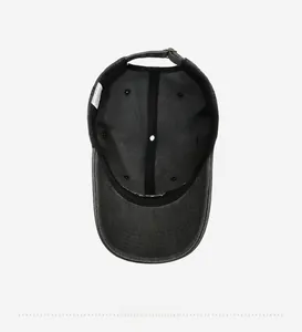 Vue détaillée de la structure interne, des coutures et de l'étiquette 100% coton de la casquette