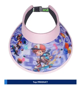 Vue de dessus de la visière rose réglable pour enfants avec motif 3D de skateboard