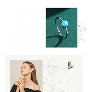 Vue macro détaillée d'une bague opale bleue avec diamants sur un anneau en argent