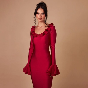Détail d'une robe rouge foncé avec manches évasées et encolure à volants élégante