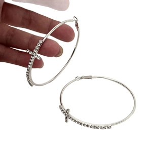 Boucles d'oreilles créoles argentées avec strass et pendentif croix pour femmes