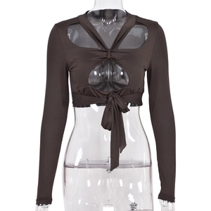 Detailansicht des kaffeebraunen Crop-Tops mit Cut-Out und Schnürung an der Vorderseite