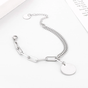 Bracelet double couche en acier titane argenté avec plaque ronde et maillons trombone