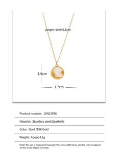 Détail du pendentif céleste en acier doré 18K avec nacre et motifs lune et étoile