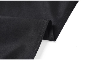 Dettaglio delle doppie cuciture rinforzate e del tessuto nero di qualità sui pantaloni