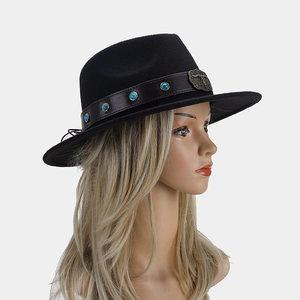 Chapeau fedora noir avec bandeau en cuir turquoise et emblème de tête de taureau