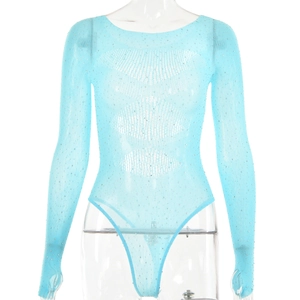 Détail d'un body en maille bleu clair avec strass brillants sur un mannequin transparent
