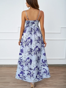 Détail d'une robe maxi d'été avec imprimé floral et dos élastique à smocks