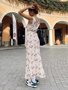 Elegantes ärmelloses Maxikleid in Creme mit Blumenmuster und V-Ausschnitt am Rücken