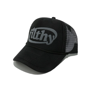 Détail du graphisme Filthy sur une casquette trucker en mesh avec bordure en corde