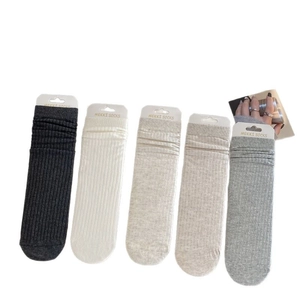 Cinq paires de chaussettes en coton côtelé en gris, beige et couleurs crème