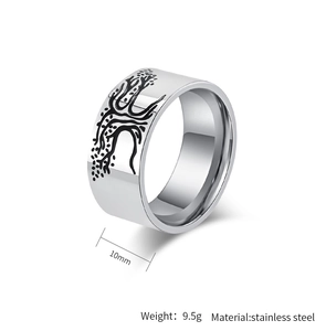 Détail macro de bague en acier de 10mm avec motif arbre de vie et spécifications de 9,5g
