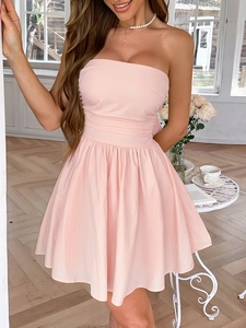 Vue détaillée de la robe mini rose bustier plissée avec taille ajustée et coupe trapèze