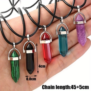 Pendentifs en cristal hexagonal en cinq couleurs avec dimensions présentés sur la main