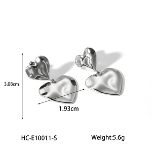 Detailed dimensions of silver heart earrings with height and weight measurements