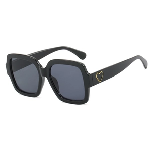 Schwarze übergroße quadratische Damen-Sonnenbrille mit goldenem Herzdetail am Brillenbügel