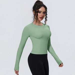 Détail du t-shirt de sport vert menthe coupe ajustée avec col rond et tissu respirant