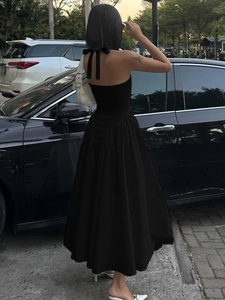 Elegantes rückenfreies Neckholder-Kleid in Schwarz mit fließendem A-Linien-Rockteil
