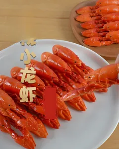 Primer plano de un modelo de cigala realista con textura naranja en un plato blanco