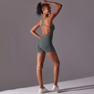 Gros plan d'un body de yoga vert foncé sans couture avec dos nu et bretelles croisées