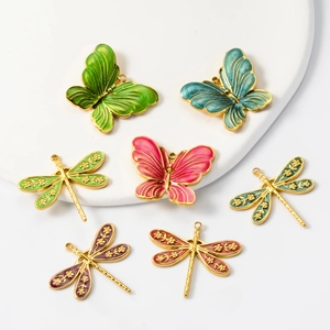 Bunte Schmetterlings- und Libellenanhänger im Ölgemälde-Stil aus Gold-Edelstahl