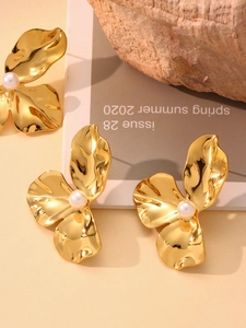 Detailansicht von 18k vergoldeten Sonnenblumen-Ohrringen mit weißen Perlen in der Mitte
