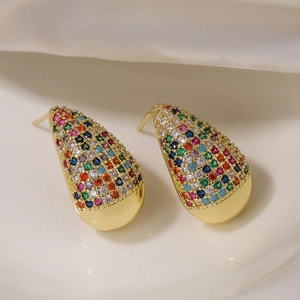 Elegantes pendientes de gota dorados con cristales pavé multicolores en fondo blanco