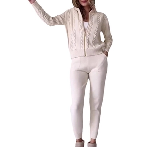 Completo in maglia color crema da donna con cardigan con cappuccio e zip e pantaloni jogger