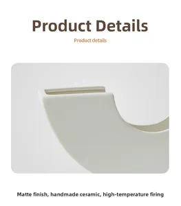 Détail d'un vase en céramique blanche mate avec une texture artisanale effet sablé