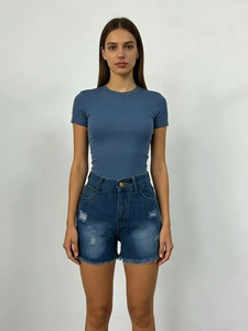 Détail d'un short en jean ajusté à taille haute avec ourlet brut et effet déchiré