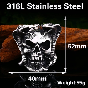 Detailansicht des Punk-Anhängers aus 316L-Edelstahl mit Totenkopf, Schlange und Maßen