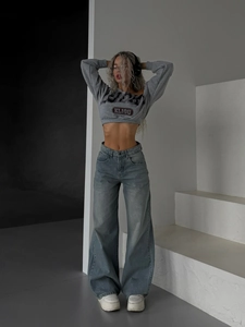 Jean flare taille haute bleu délavé classique avec sweat court gris à manches longues