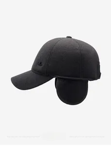 Dettaglio del berretto da baseball in lana grigio scuro con paraorecchie e trama a maglia