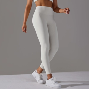 Détail du legging de yoga blanc taille haute sans couture avec effet push-up fessier