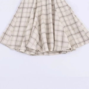 Modisches kariertes Mini-Kleid in Grau und Beige aus Leinenmischung mit plissiertem Saum