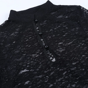 Dettaglio di top in pizzo nero con collo alto e chiusura con bottoni rotondi